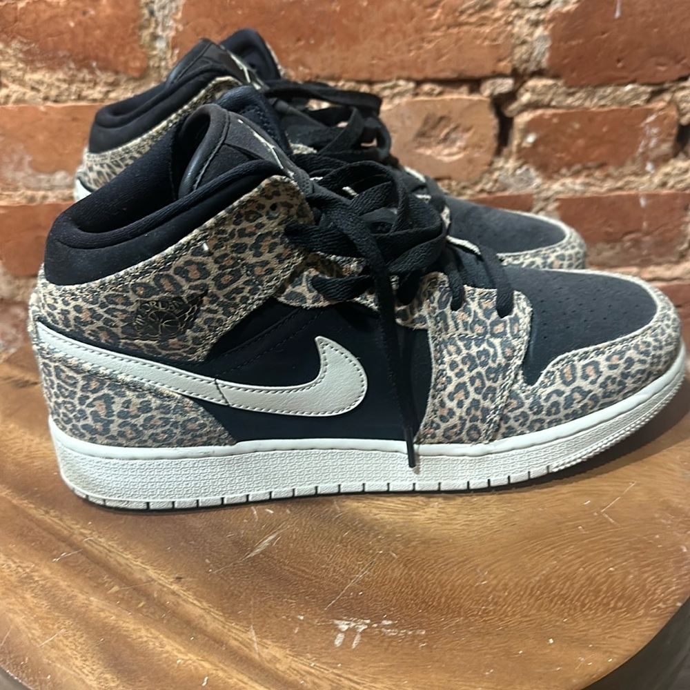 Air Jordan 1 Mid SE Leopard